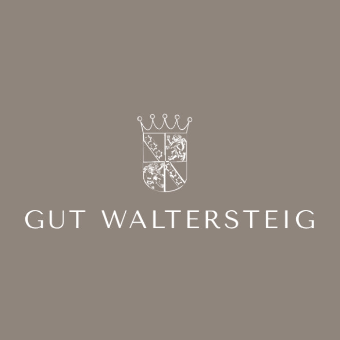 Logo von Gut Waltersteig mit Wappen und Krone auf beigem Hintergrund – exklusive Eventlocation in Bayern für Hochzeiten, Feiern und Genussmärkte.