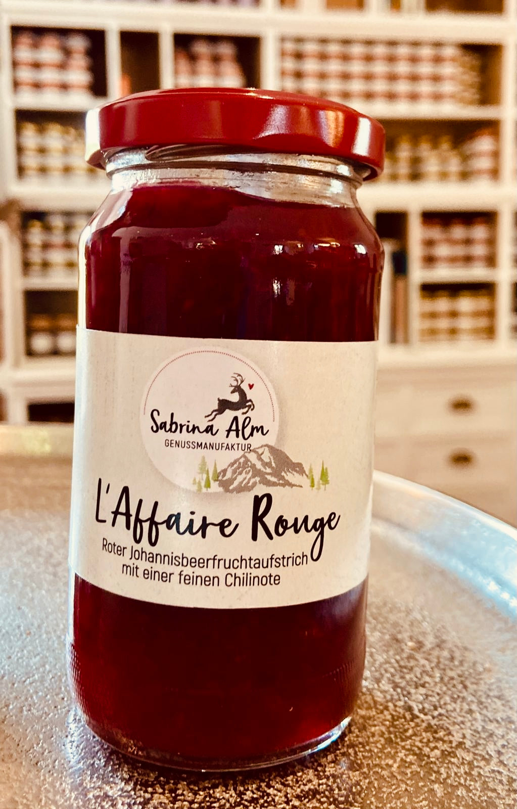 L’Affaire Rouge – roter Johannisbeer-Fruchtaufstrich mit feiner Chilinote im Glas, handgemacht von Sabrina Alm Genussmanufaktur.